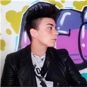 Offro lezioni di inglese fino ad un livello B2, ho lavorato all'estero con i bambini perciò non ho problemi con i più piccoli